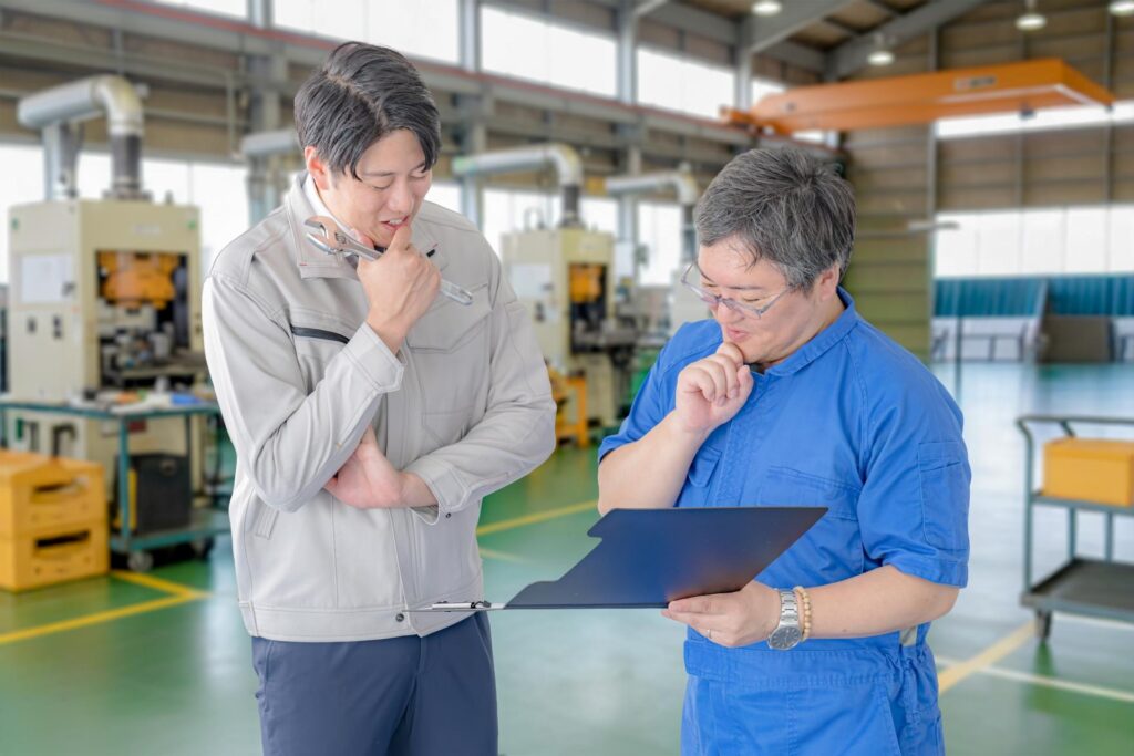 オーダーメイド設備の導入計画を検討する製造現場の画像