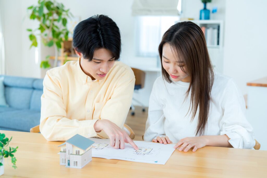 補助金の利用を検討する夫婦の画像
