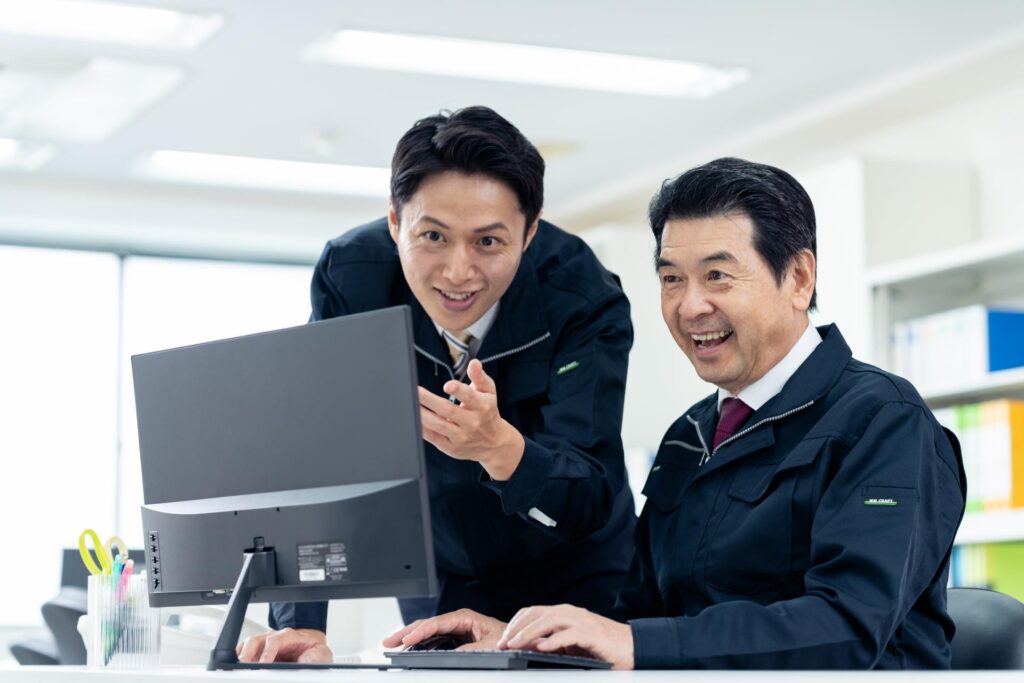 補助金制度を確認する中小企業の担当者の画像