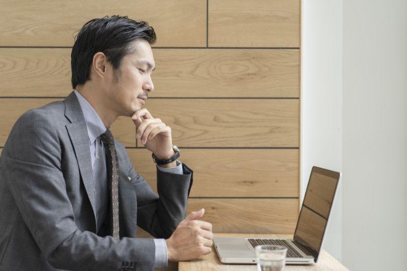 補助金を活用した起業資金について考える男性の画像
