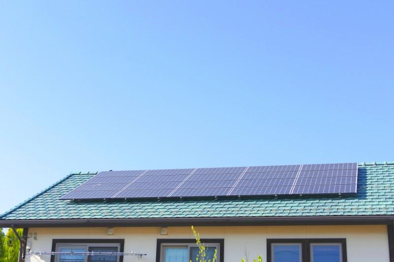 太陽光発電や蓄電池の補助金をイメージした住宅の画像