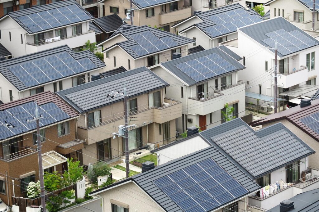 太陽光パネルを設置した神奈川県内の住宅街の画像