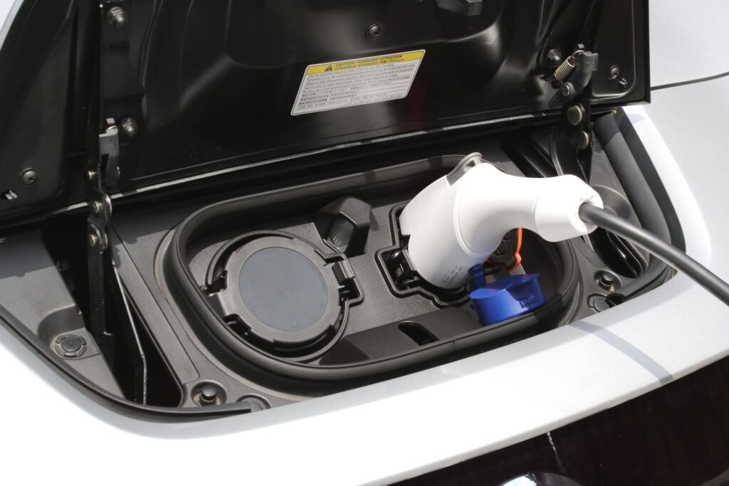 電気自動車の充電口に充電ケーブルを接続した画像